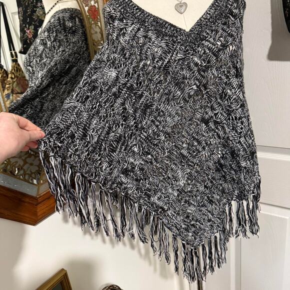 NWT John Paul Richard Black & White Crochet Knit Tassel Fringe Sweater Poncho OS - Picture 2 of 8
